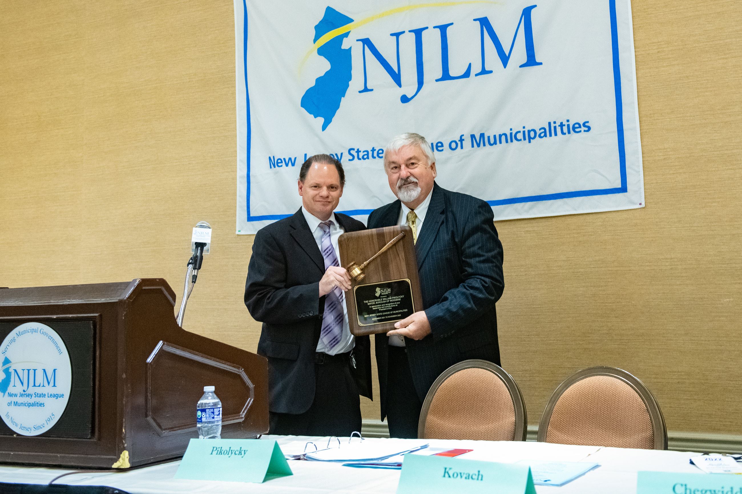 Ray Heck presents William Pikolycky with plaque of appreciation